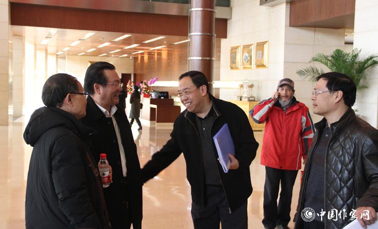 11月28日，中國作協第九次全國代表大會與會代表在報到時交談。