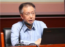 陳曉明：“紅色寫作”的藝術性思考　　小說在藝術上最顯著的特點是情節處理上的緊張性與緊湊性，這種諜戰敘事的寫作并非易事。[詳細]