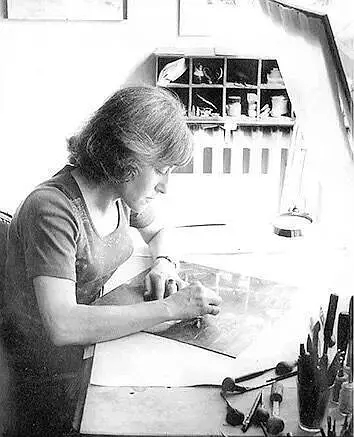 圖為吉賽爾創(chuàng)作銅版畫的情形。貝特朗在接受研究者訪談時，認同策蘭受到吉賽爾的激發(fā)，同時指出這種激發(fā)不僅僅指來自作品的激發(fā)，“他看到她創(chuàng)作的場景，她的姿勢、酸、腐蝕，所有這一切，像酸腐蝕銅版一樣腐蝕著策蘭的精神?！? /></p>
<p style=