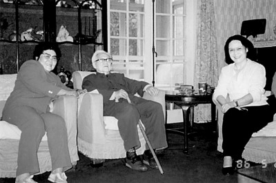 1986年，楊沫（左一）與妹妹白楊看望巴金先生 圖片選自同心出版社出版的《楊沫百年紀念圖文》