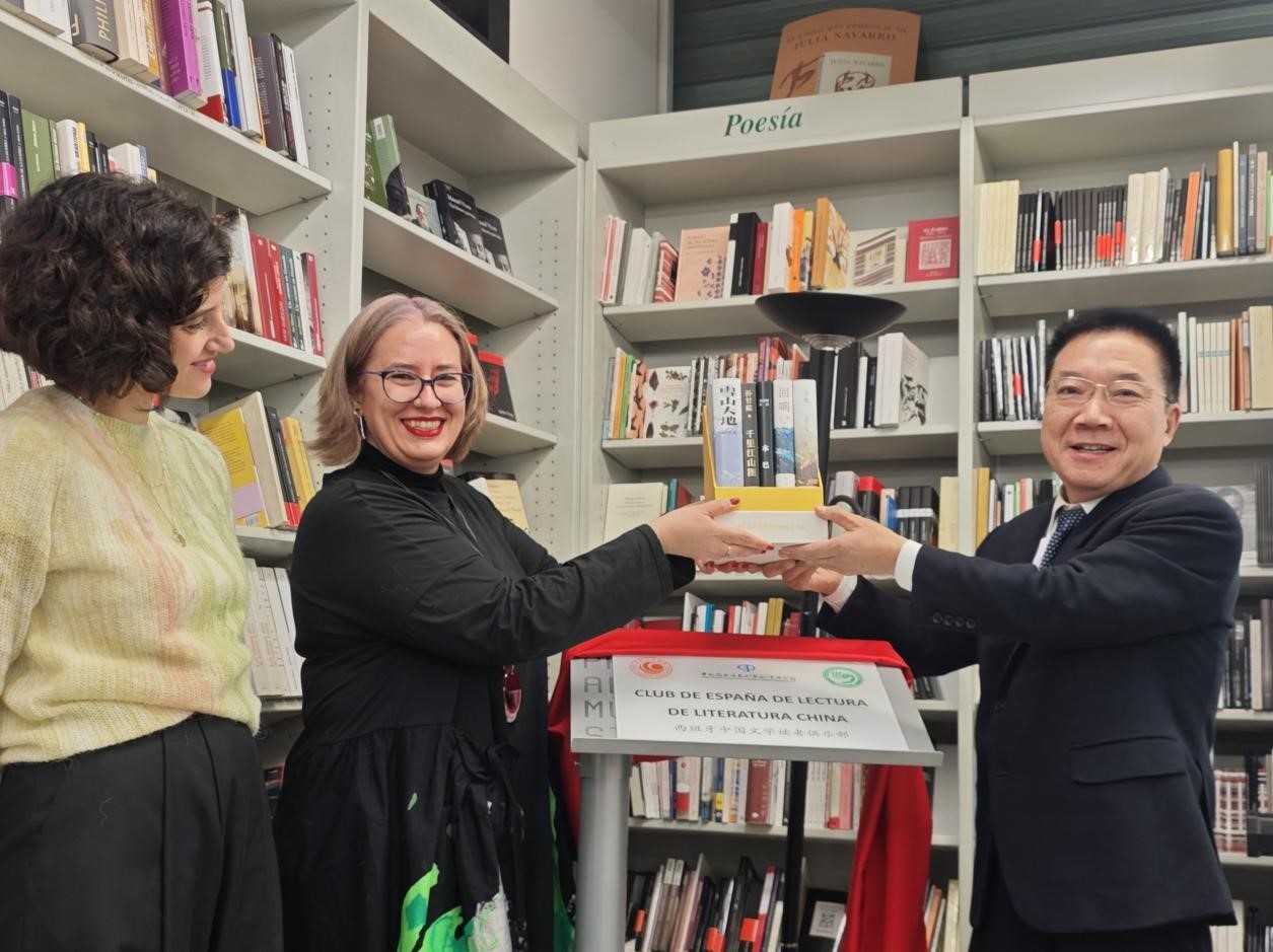 胡邦勝（右一）、婧萱（左二）、白蘭（左一）共同為“西班牙中國文學讀者俱樂部”揭牌