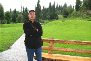 翻譯獎：國家通用語言文字←→維吾爾文作者：艾布（東鄉族）         獲獎感言我是一名東鄉族文學翻譯、詩人。從小我就學習維吾爾語，并用維吾爾文進行文學創作。我從九十年代開始進行文學翻譯工作，主要是把國家通用語言文字的文學作品翻譯成維吾爾文。在我三十多年的文學翻譯過程中，翻譯了幾百萬字的小說詩歌作品，對文學翻譯事業有了較深的理解和感悟……