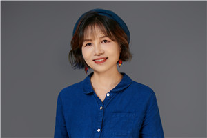 詩歌獎：《落下來》  作者：黃芳（壯族）         獲獎感言我一直覺得自己是在夢想與生存中擁有平衡術的幸運兒。我父親是一個民間壯劇的寫作者，他一輩子寫了60多本劇本，都是用我們的土壯話來寫的。小時候，我喜歡坐在父親身邊，看他飛快地寫字。也許在我還沒有文字意識的時候，文字的種子早已種下。工作后，無論是曾經從事的記者、圖書編輯，還是現在的教師……