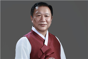 詩歌獎：《鳥聲嚦嚦鳴冬山》（朝鮮文）  作者：金榮健（朝鮮族）         獲獎感言回首創作里程，從純粹以自己的眼光觀察世界，到勘破事物與事物的關系，我的詩歌算是經歷了幾個階段。要是說我的詩萌生于青春的熱血和沖動，起步于“我”這個自我，接著就超越跟世上種種弊端相抗衡、選擇正確道路這個階段，開始邁入通過和大自然的對話、與宇宙的交感，在靈魂的園地尋找日漸成長的深沉自我的境界……