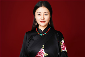 詩歌獎：《留在紙上的心》 作者：那薩（藏族）         獲獎感言非常榮幸獲得駿馬獎，我的內心充滿感激。我來自青海省玉樹藏族自治州，出生在通天河流域叫結拉的一個小山村，通天河藏語叫牦牛河，是長江源頭的干流河。我曾經在瀾滄江源頭的縣城雜多縣工作了八年。又到黃河源頭，在小小的敬水池里喝了三口水。可以說我是被長江、黃河、瀾滄江的水養育的一個寫作者……