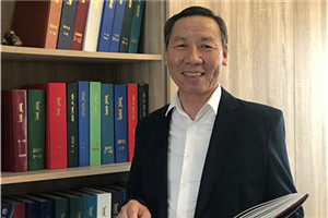 中短篇小說獎：《藍天戈壁》（中篇小說集）  作者：阿尤爾扎納（蒙古族）         獲獎感言在這世上，唯有以愛為根基，方可泰康，終得圓滿。生活不可缺少愛的慈潤。唯有愛能柔化一切，彌補裂痕，使人們得以和睦共存，共享安康。我一直致力于在作品中突顯愛與被愛、寬恕與被寬恕之重要性，通過自己的作品播撒人間大愛，為跌倒之人予以牽挽架扶，為痛哭之人予以擦拭眼淚，便是我的夙愿。