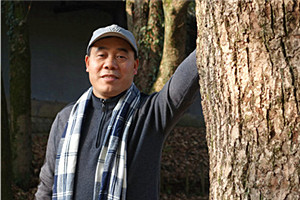 中短篇小說獎：《月光緊追不舍》 作者：少一（土家族）         獲獎感言沒有氣勢恢宏的大場景，沒有故事情節的大起伏，也沒有人物命運的大悲喜，正是這些基層警察的眾生相和平凡英雄工作史充盈著我的內心，然后訴諸筆端，成就了我的文學夢。由此，我深深感悟到，波瀾壯闊的時代潮流為現實主義文學創作提供了無限可能與創新，文學不能給歷史留下空白，作家不能在現實生活中缺位。