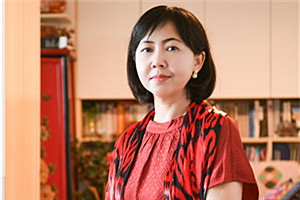 長篇小說獎：《阿娜河畔》作者：阿舍（維吾爾族）         獲獎感言寫作中，如何對歷史與文學、時代與個體、整體與局部進行推敲會通，如何在經驗與想象、時間與空間上展開不同于以往的觀照、思考和嘗試，其間的每一項，于我都是新的挑戰。因此，《阿娜河畔》的創作，自始至終都是一次奮力打開自我，努力超越自我的文學實踐。