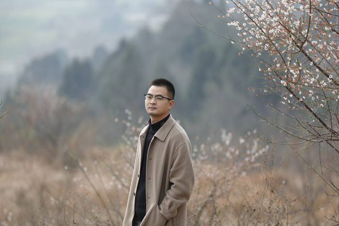 羌人六，本名劉勇，羌族，1987年生。《四川文學》雜志編輯。著有詩集《太陽神鳥》《羊圖騰》，中短篇小說集《伊拉克的石頭》長篇小說《爾瑪史詩》等。