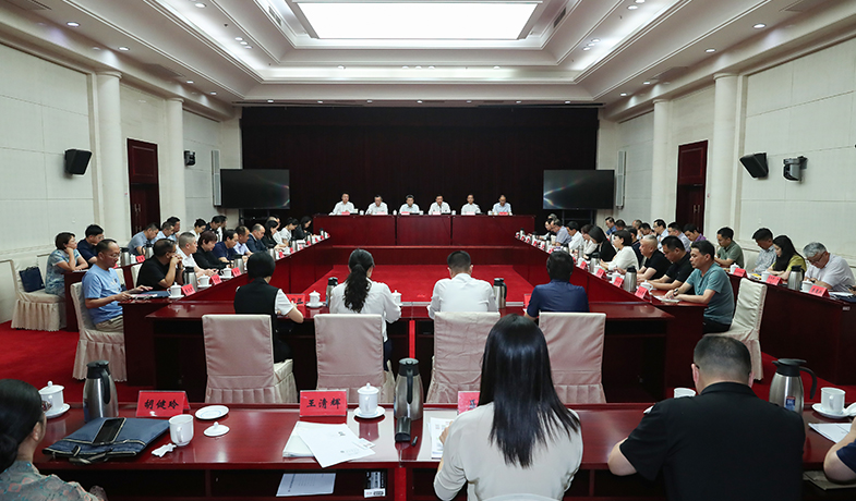 7月20日，第十三屆全國少數民族文學創作駿馬獎評獎委員會第一次全體會議在京召開