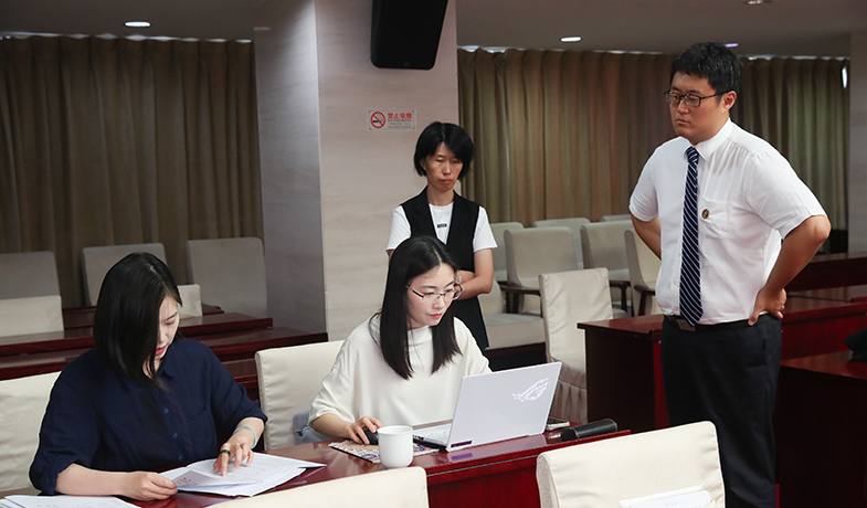 7月31日，工作人員在紀律監察組和公證員的監督下統計選票