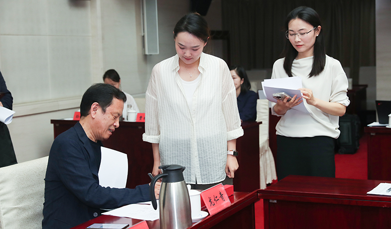 7月31日，評獎委員會主任李敬澤檢查選票統計情況并簽字