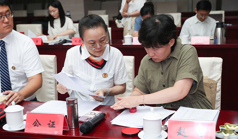 7月31日，紀律監察組和公證處人員在選票結果上蓋章