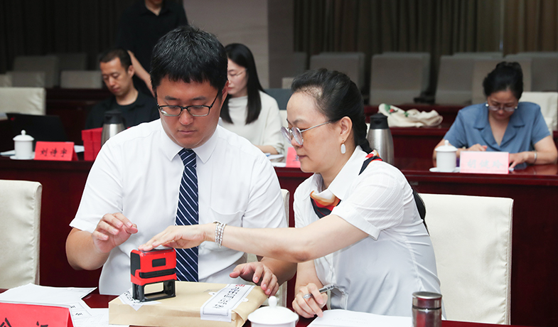 7月31日，公證處人員將選票結果封存