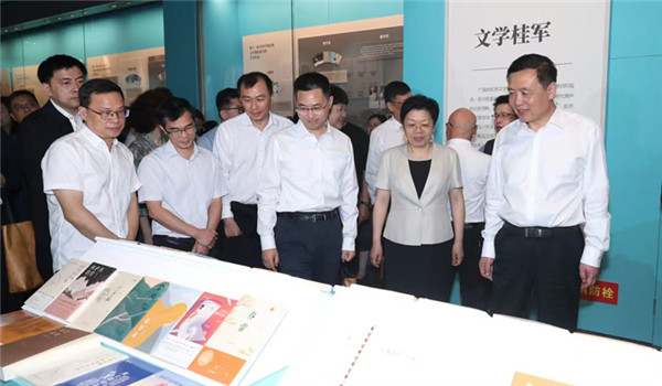 “奔騰——全國少數民族文學創作駿馬獎特展”南寧啟幕