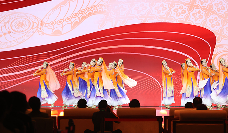 11月16日，在“2024中國文學盛典·駿馬獎之夜”上的文藝表演：回族歌曲《唱開花兒等你來》