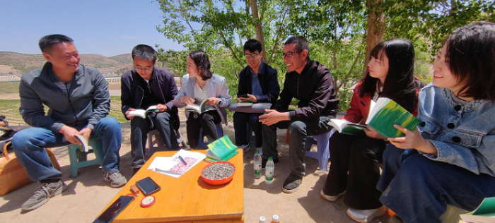 走進大山深處與詩人曹兵交流。