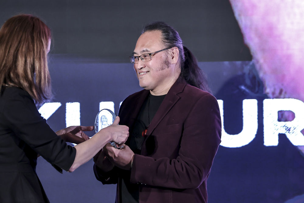 11月27日，在匈牙利布達佩斯，匈牙利詩人蘇契·蓋佐遺孀蓋爾蓋伊·蘇珊娜（左）為中國旅匈翻譯家余澤民頒發“蘇契·蓋佐”文化互聯互通獎。新華社發（鮑洛格·達維德攝）