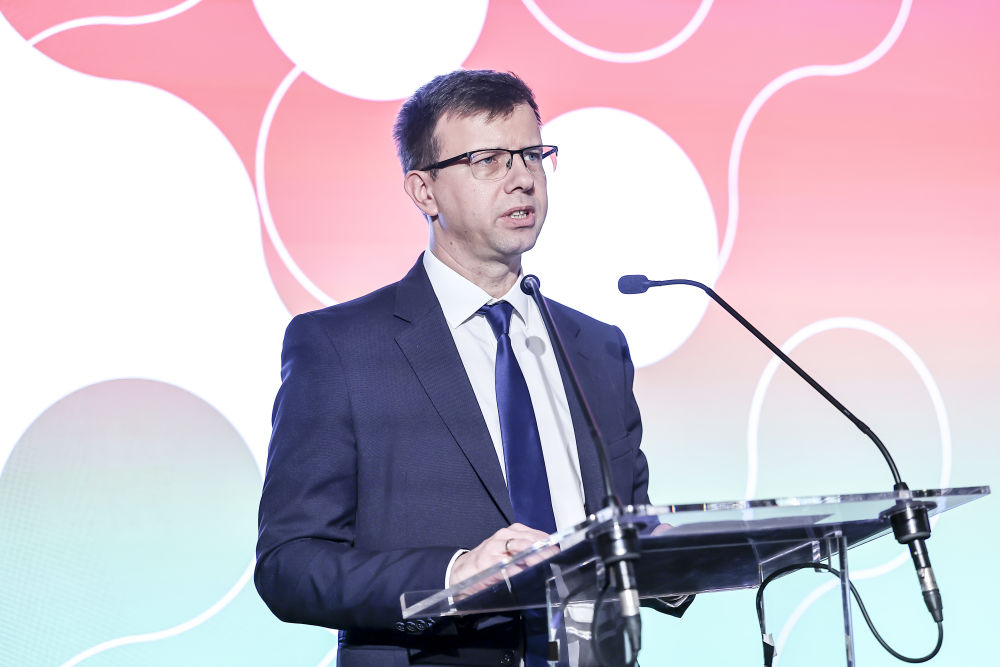 11月27日，在匈牙利布達佩斯，匈牙利歐盟事務部長博考·亞諾什在頒獎典禮上致辭。新華社發（鮑洛格·達維德攝）