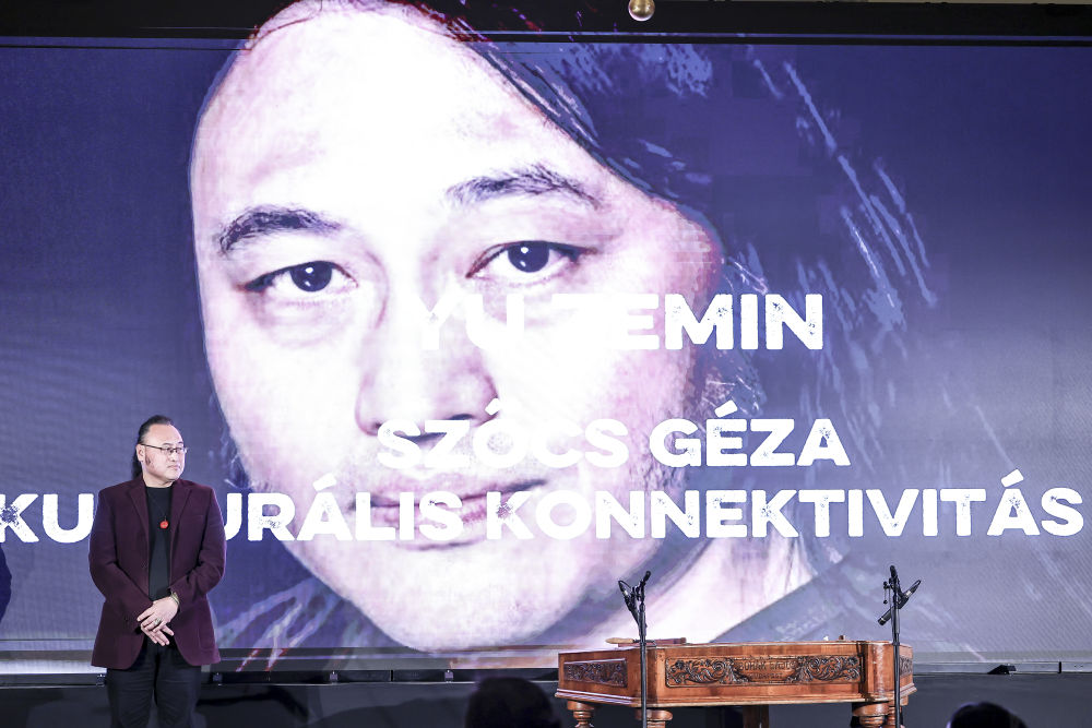 11月27日，在匈牙利布達佩斯，中國旅匈翻譯家余澤民在頒獎典禮上。新華社發（鮑洛格·達維德攝）