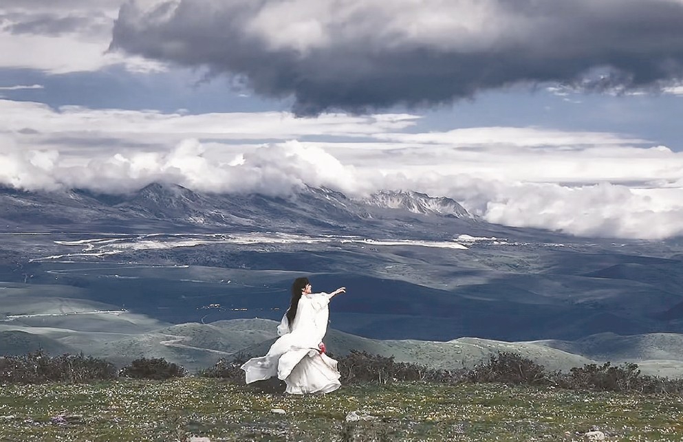 博主“叁仟”的視頻一般以中式景致為背景，她則身著漢服，與背景構(gòu)成渾融的整體。