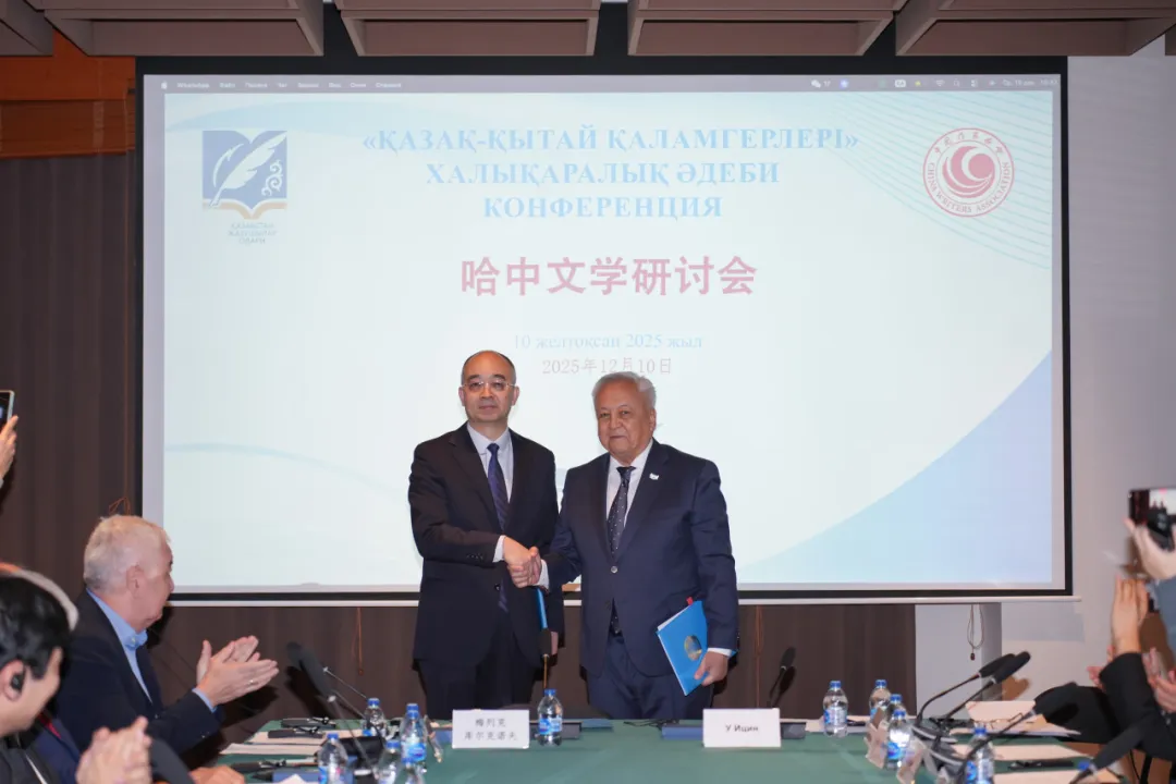 吳義勤和梅列克·庫爾克諾夫代表中哈雙方簽署《中國作家協會與哈薩克斯坦作家協會合作諒解備忘錄》