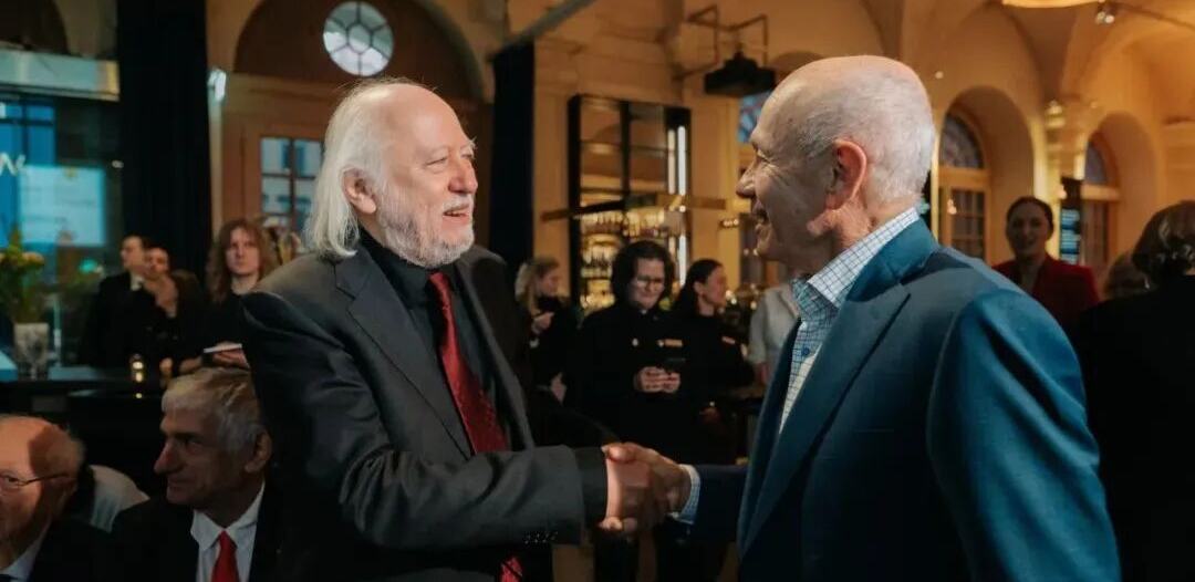 2025諾獎得主拉斯洛獲獎演講：“人類——這驚人的生物——你是誰？”